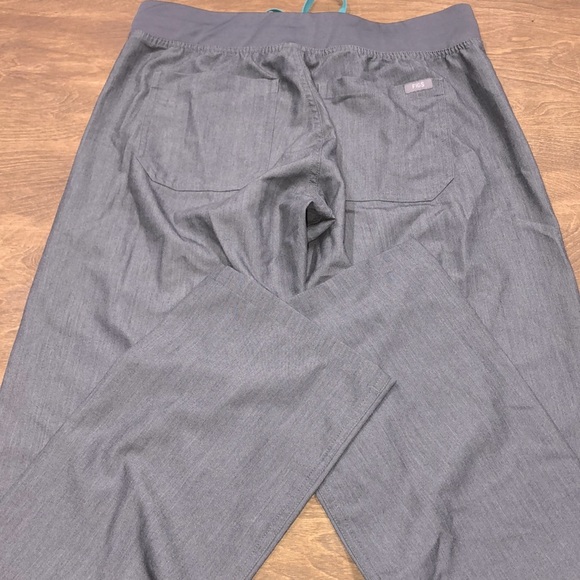 Figs Livingston graphite size small nurses scrubs - Picture 6 of 8
